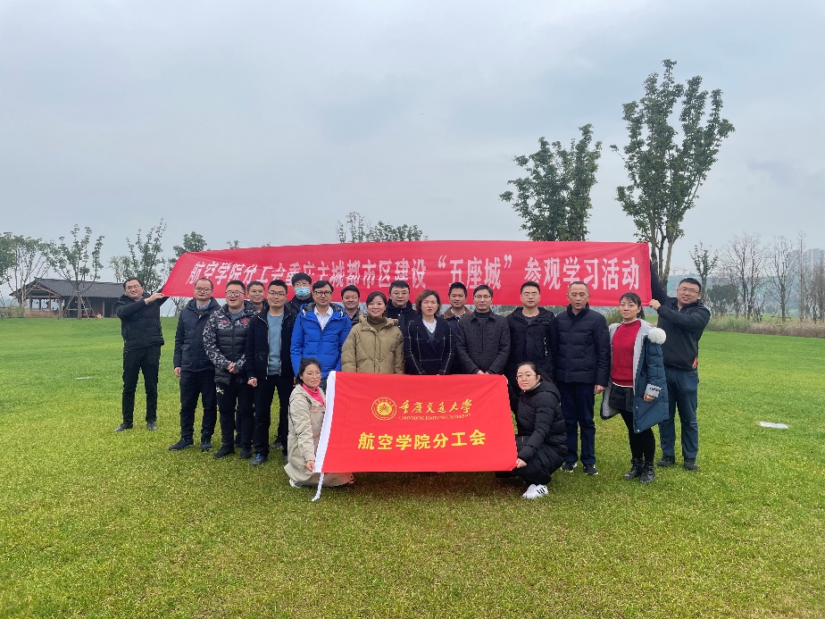 说明: 一群人站在草地上描述已自动生成