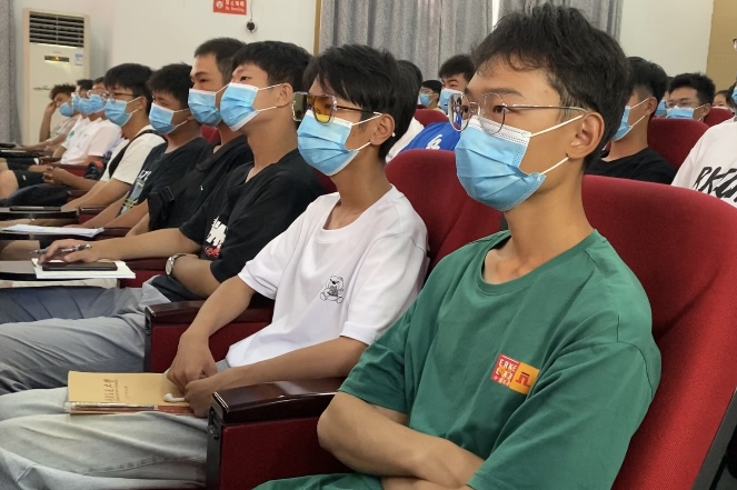 说明: 重庆航空大学3044am永利集团2021级新生 郭晓彤摄